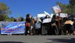 "لسنا خائفات".. أفغانيات يتظاهرن في هرات للمطالبة بحقوقهن