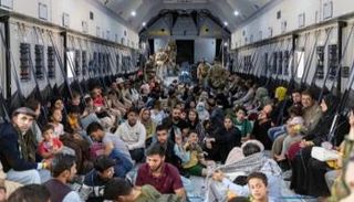لاجئون ومتعاونون أفغان داخل طائرة إجلاء ألمانية