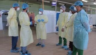 أطباء في محجر الأمل للعزل الصحي غرب عدن بعد إعادة افتتاحه