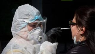 سيدة تخضع لاختبار كورونا في روسيا- أرشيفية