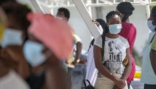 فتاة ترتدي كمامة للوقاية من كورونا