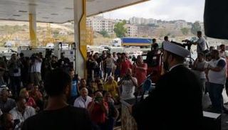 الإمام يخطب بالمصلين في محطة الوقود