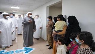 الشيخ محمد بن زايد آل نهيان خلال حديثه مع لاجئين أفغان