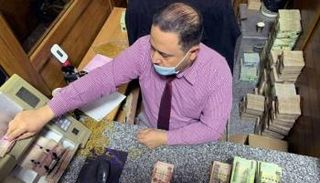 موظف بأحد مصارف ليبيا. (أرشيفية)