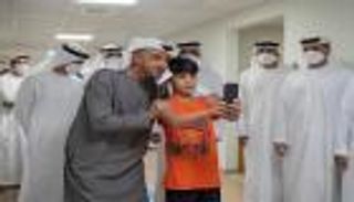 محمد بن زايد وطفل أفغاني في "سيلفي".. "عين" على الإنسانية