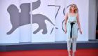 بالصور.. كريستين ستيورات تخطف الأنظار في مهرجان فينيسيا