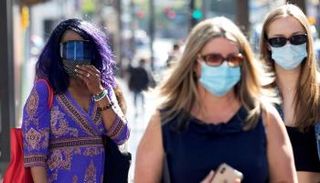 سيدات يرتدين الكمامات للوقاية من فيروس كورونا