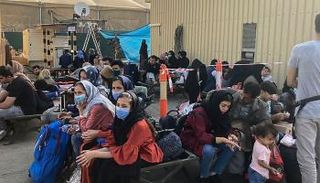 فتيات صغيرات في طريقهن لمغادرة مطار كابول