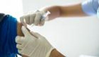 تأجيل أكبر حملة للتطعيم ضد الإنفلونزا ببريطانيا.. ما علاقة كورونا؟