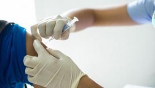 شخص يتلقى لقاحاً- أرشيفية