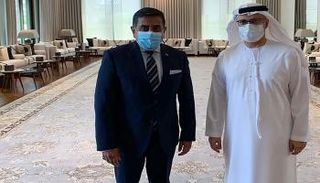 الدكتور أنور بن محمد قرقاش خلال لقاء اللورد طارق محمود أحمد