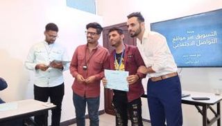 أحد الشباب الفائزين بالجوائز في عدن