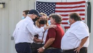 الرئيس الأمريكي جو بايدن خلال زيارته للمناطق المتضررة من أيدا - رويترز