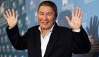 بمعول وسكين.. شخص يهاجم سيارة المخرج الياباني تاكيشي كيتانو 