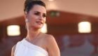 صور.. إطلالة ساحرة لبينيلوبي كروز  في عرض Official Competition بفينيسيا