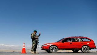 جندي أفغاني في نقطة تفتيش - أرشيفية