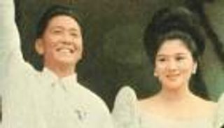 ملابس إميلدا ماركوس.. النمل الأبيض يهدد "تاريخ الفلبين"