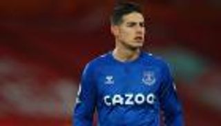 بالتدخين.. جيمس رودريجيز يرد على شائعات رحيله عن إيفرتون