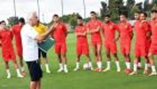 بعد الساعات العصيبة.. كيف احتفل لاعبو المغرب بالعودة من غينيا؟