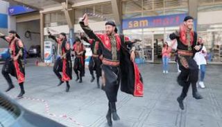 فرقة ترقص أمام محطة وقود في لبنان