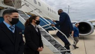 وزير الدفاع الأمريكي يستقل طائرة بقاعدة أندروز الجوية في طريقه للخليج