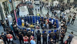 محاصرة الشرطة للمسيرة بإسطنبول