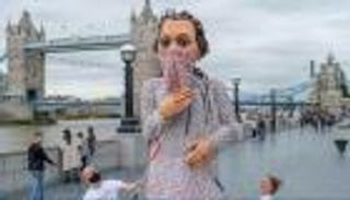 "أمل الصغيرة".. دمية عملاقة تجوب أوروبا لمناصرة اللاجئين