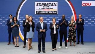 أرمين لاشيت يقدم فريقه للمستشارية 