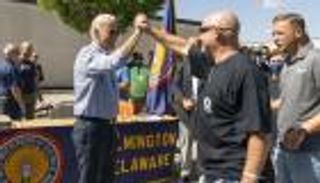 شطائر وملابس "كاجوال".. بايدن يحتفي بالعمال في عيدهم