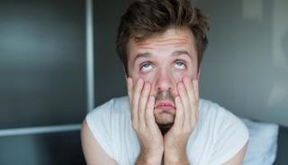 شخص يعاني من قلة النوم