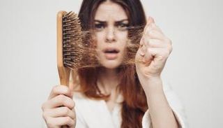 علاج مشكلة تساقط الشعر الموسمي بهذه الطرق