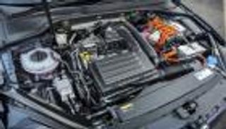 محركات الدفع الهجين مسار تحول بعالم السيارات.. مزايا وعيوب