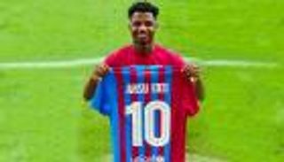 شرط ورفض.. كواليس مثيرة لارتداء فاتي قميص ميسي في برشلونة