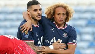 تشافي سيمونز لاعب باريس سان جيرمان