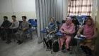 بالصور.. أفغانيات في زمن "طالبان" يتعلمن "من وراء ستار"