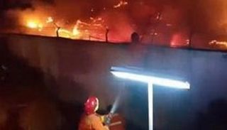 رجال الإطفاء خلال محاولتهم السيطرة على حريق-أرشيفية