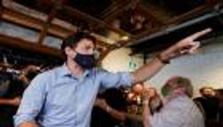 كندا.. محتج يلقي حجارة على ترودو خلال حملته الانتخابية