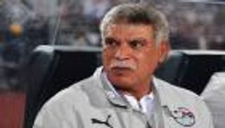المدير الفني الجديد لمنتخب مصر.. حسن شحاتة في الصورة وعقبة وحيدة