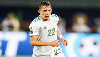 إسماعيل بن ناصر لاعب وسط منتخب الجزائر