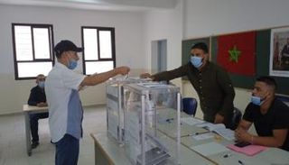 ناخب مغربي يدلي بصوته