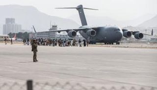 لحظة مغادرة مدنيين لمطار بغداد - أرشيفية