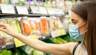 فتاة ترتدي كمامة للوقاية من فيروس كورونا