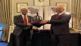السفير الإثيوبي أثناء تسلمه قطعة أثرية