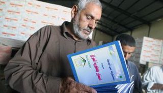 عراقي يطالع الدستور  