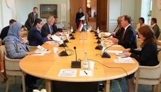 لقاء وزير الخارجية اليمني مع الأحزاب السويدية