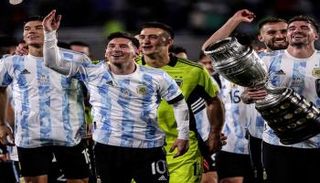 احتفال ليونيل ميسي بكأس كوبا أمريكا