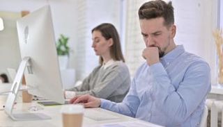 دراسة تؤكد أن العمل المكتبي يمكن أن يؤدي للإصابة بالربو