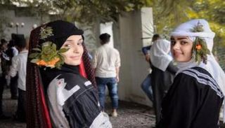 اليمنيات يستخدمن المشاقر للزينة 