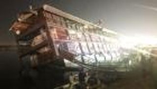 صور.. فزع في مصر بعد ميل مركب نيلي ضخم بالمنصورة