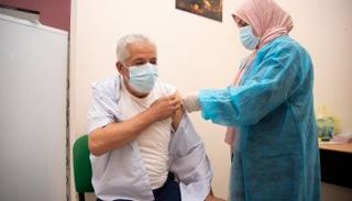 مواطن يتلقى لقاح كورونا في ليبيا (أرشيفية)